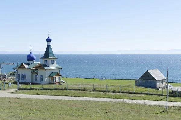 Igreja de São Nicolau na margem do Lago Baikal na aldeia de Great Goloustnoye — Fotografia de Stock