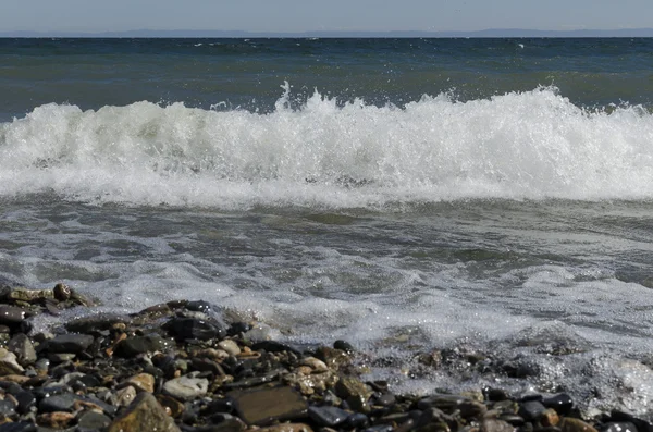 Волна с белыми шапками на Байкале в ветреную погоду — стоковое фото