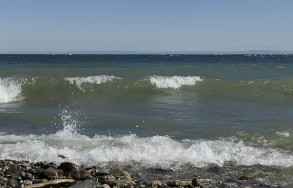 Onda com whitecaps no Lago Baikal no tempo ventoso — Fotografia de Stock