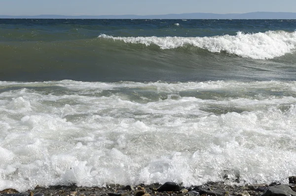 Волна с белыми шапками на Байкале в ветреную погоду — стоковое фото