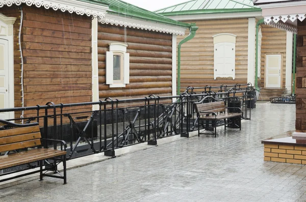 Maison en bois avec volets et cadres de sculpture Irkoutsk — Photo