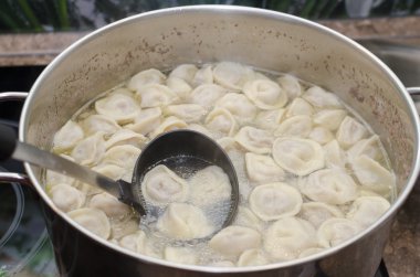 büyük tencere ile Rus mantı (mantı)