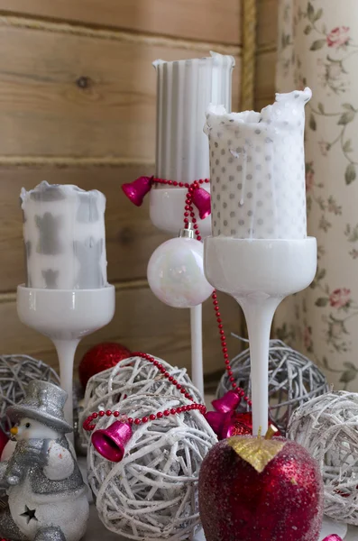 白い蝋燭およびおもちゃのクリスマスの静物 — ストック写真