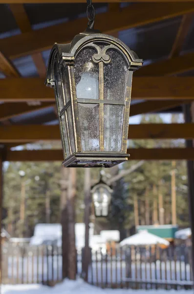 Litinové lucerny na verandě venkovský dům — Stock fotografie