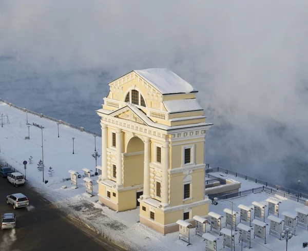 Cancello di Mosca sullo sfondo di aleggiante Angara-fiume in soleggiata giornata invernale. Irkutsk — Foto Stock