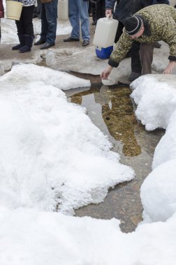 insanlar İsa'nın Doğuşu-gün kutsal iyi bahar su al. Irkutsk bölgesi, Rusya Federasyonu