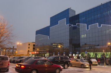 gece ışıkları ile alışveriş merkezi. Krasnoyarsk