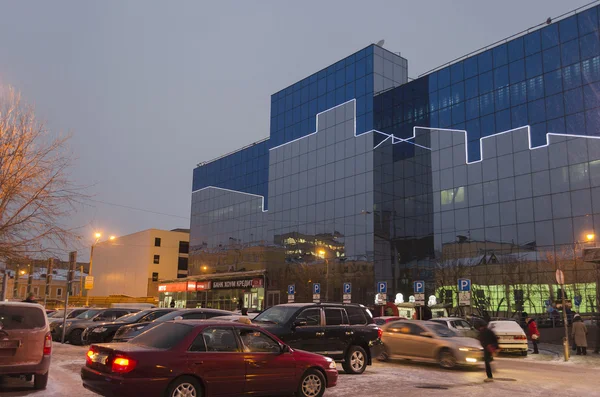 Obchodní centrum se světly v noci. Krasnojarsk — Stock fotografie