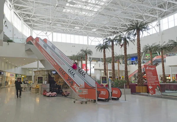 Escaleras mecánicas en el vestíbulo del centro comercial — Foto de Stock