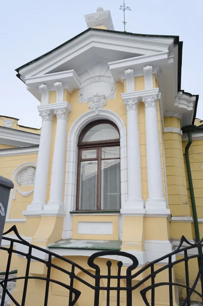 Detail of building with arched window and columns — Stock Photo, Image