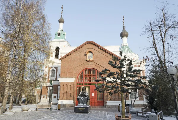 Iglesia ortodoxa de San Juan precursor y el monumento al arzobispo Luka Krasnoyarsk — Foto de Stock