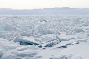 dondurulmuş Deniz Baykal. buz sırtlar