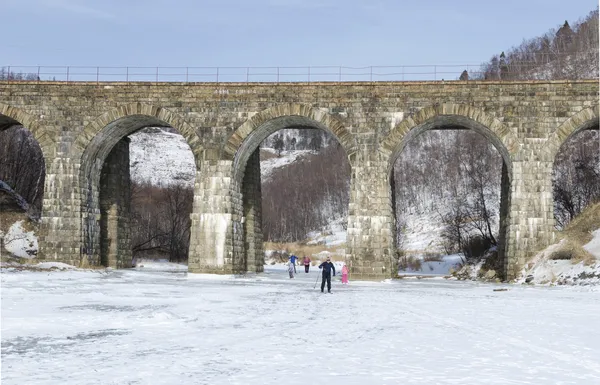 Uno de los viaductos del ferrocarril Circum-Baikal en invierno —  Fotos de Stock