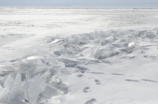 Dondurulmuş Deniz Baykal. buz sırtlar — Stok fotoğraf