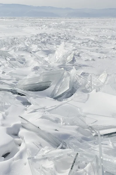 Заморожені озера Байкал. гірські хребти льоду — стокове фото
