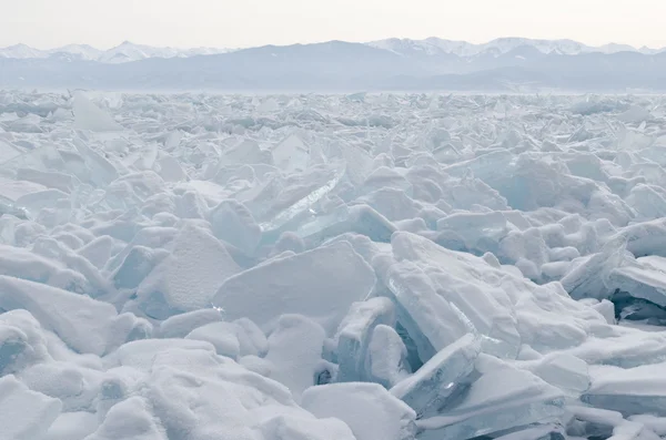 Zamrzlé jezero Bajkal. LED hřebeny — Stock fotografie