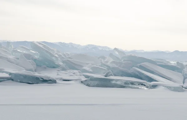 Lago congelado Baikal. Las crestas de hielo — Foto de Stock