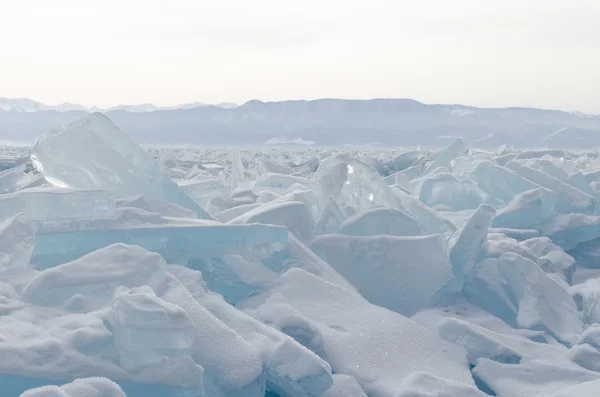 Bevroren het Baikalmeer. de bergkammen van ijs — Stockfoto