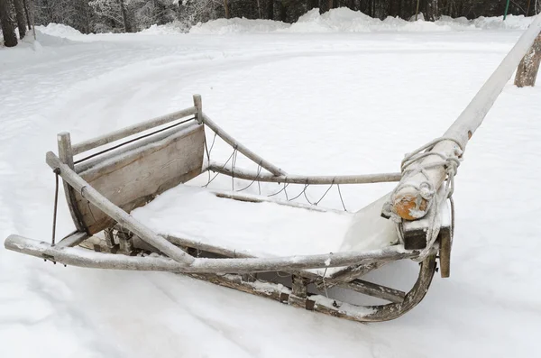 Houten sleeën op palen voor skiën in een cirkel uit te breiden. Russische folk plezier — Stockfoto