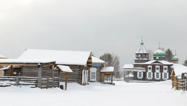 Strada del villaggio invernale e la chiesa — Foto Stock