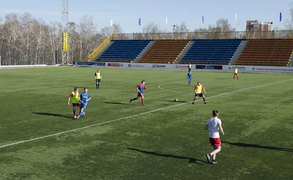 Freundschaftsspiel zwischen Veteranen und Jugendlichen des Fußballklubs "Baikal". Irkutsk — Stockfoto