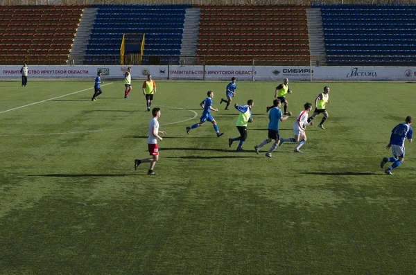 Przyjazna gra pomiędzy weteranami i nastolatkami z klubu piłkarskiego "Baikal". Irkuck — Zdjęcie stockowe