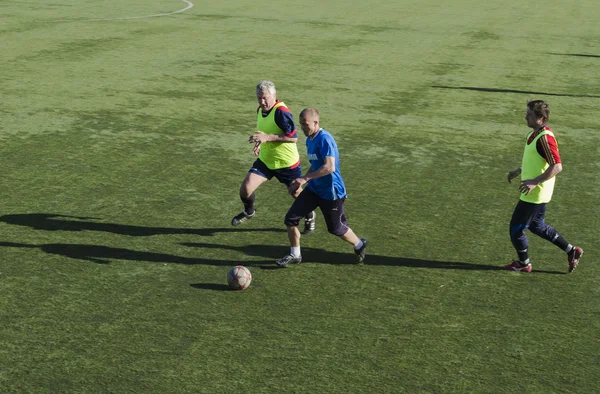 Freundschaftsspiel zwischen Veteranen und Jugendlichen des Fußballklubs "Baikal". Irkutsk — Stockfoto