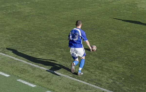 Freundschaftsspiel zwischen Veteranen und Jugendlichen des Fußballklubs "Baikal". Irkutsk — Stockfoto