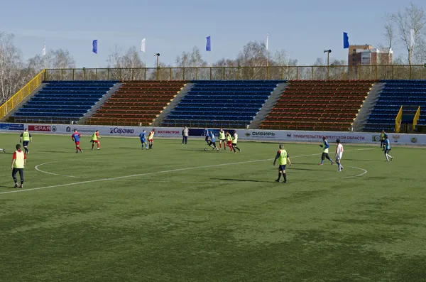 Freundschaftsspiel zwischen Veteranen und Jugendlichen des Fußballklubs "Baikal". Irkutsk — Stockfoto