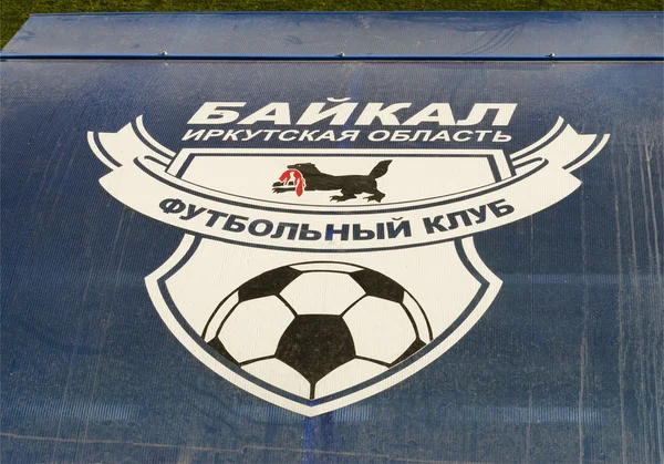 Bank visor met het embleem van de voetbal club Baikalmeer in het stadion Irkoetsk — Stockfoto