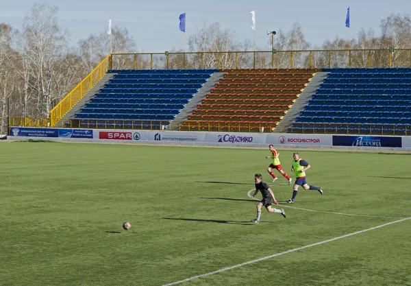 Freundschaftsspiel zwischen Veteranen und Jugendlichen des Fußballklubs "Baikal". Irkutsk — Stockfoto