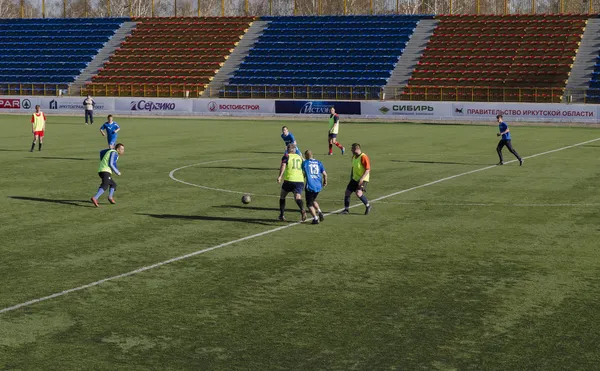 Freundschaftsspiel zwischen Veteranen und Jugendlichen des Fußballklubs "Baikal". Irkutsk — Stockfoto