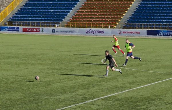 Freundschaftsspiel zwischen Veteranen und Jugendlichen des Fußballklubs "Baikal". Irkutsk — Stockfoto