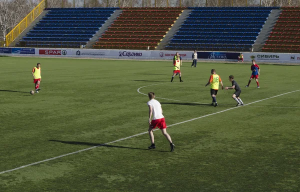 Przyjazna gra pomiędzy weteranami i nastolatkami z klubu piłkarskiego "Baikal". Irkuck — Zdjęcie stockowe