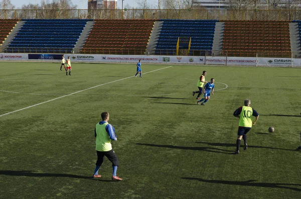 Barátságos játék között veteránok és tizenévesek labdarúgó klub "Bajkál". Irkutszk — Stock Fotó