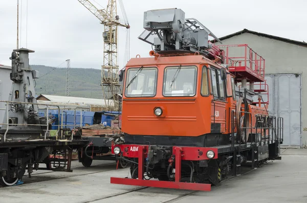 Ferrovia in viaggio per la riparazione di rete di contatto. Traccia macchine speciali — Foto Stock