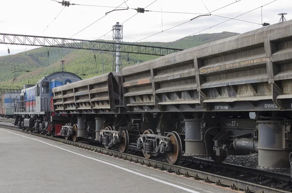 Tren de carga ferroviaria en la estación. Región de Irkutsk — Foto de Stock