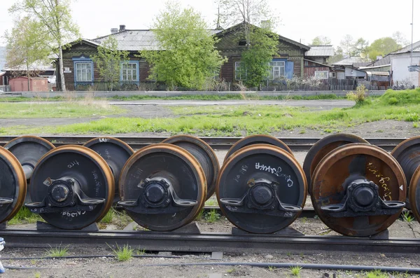 Pareja de rueda de repuesto sobre raíles en el depósito de locomotoras —  Fotos de Stock