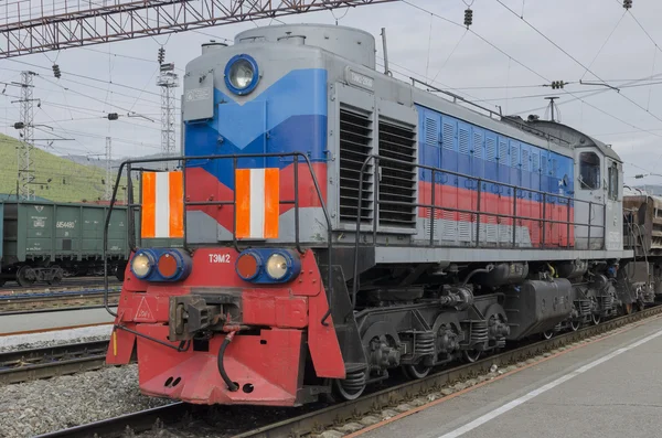 Diesellocomotief bij treinstation, sludyanka, irkutsk regio — Stockfoto