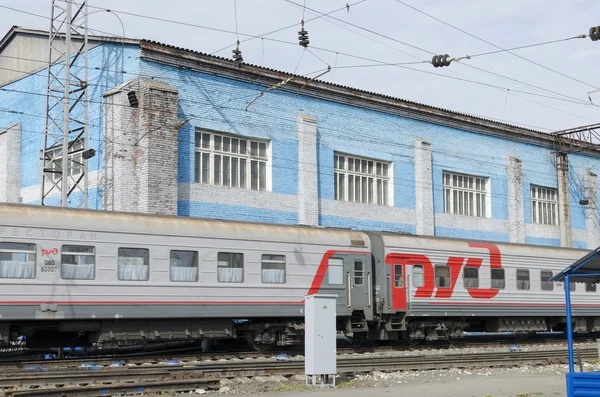 Tren de pasajeros va en el territorio del depósito de locomotoras —  Fotos de Stock