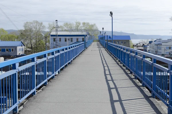 Voetgangers brug over de spoorweg tracks — Stockfoto