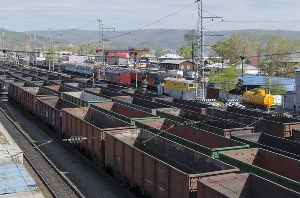 Spoorlijn goederentreinen op het station. Irkutsk regio — Stockfoto