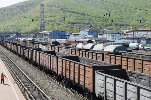 Trenes de mercancías ferroviarias en la estación. Región de Irkutsk —  Fotos de Stock