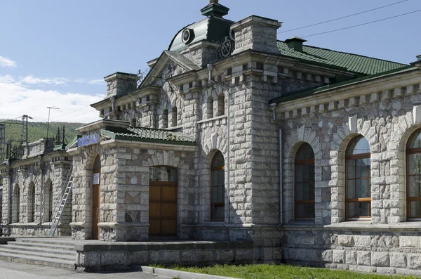 Unico edificio della stazione ferroviaria di marmo bianco. Slyudyanka, regione di Irkutsk — Foto Stock