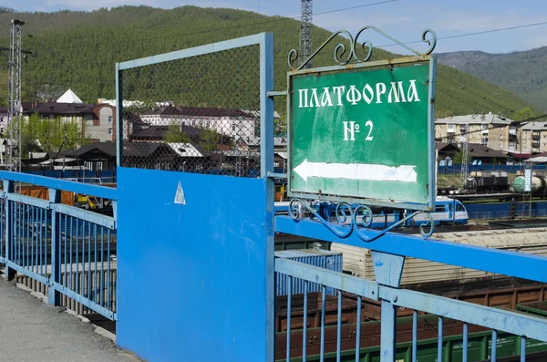 Pointer to the platform on the pedestrian bridge over the railroad tracks. st.Slyudyanka — Stock Photo, Image