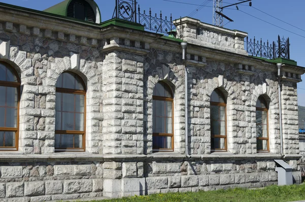 Edifício exclusivo da estação ferroviária de mármore branco. Slyudyanka, região de Irkutsk — Fotografia de Stock