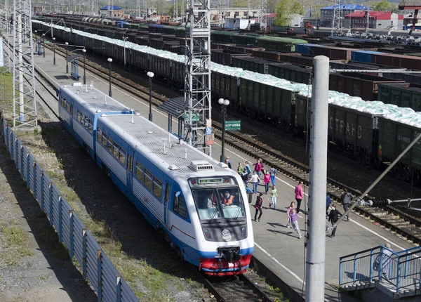 Bus de tren de viaje en la plataforma. Vista superior — Foto de Stock