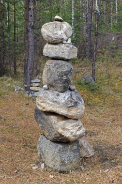 Glade ormandaki üzerinde taş Guries (tur, obo). Buryat gümrük