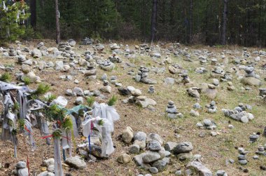 Glade ormandaki üzerinde taş Guries (tur, obo). Buryat gümrük