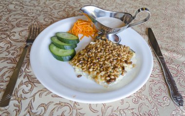 Çam fıstığı ile beyaz balık. Baykal mutfağı